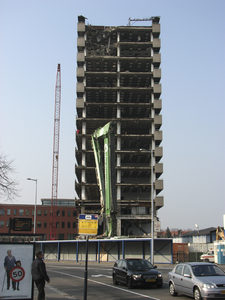 907745 Afbeelding van de sloop van het voormalige kantoorgebouw van de Zwolsche Algemeene Verzekeringsmaatschappij ...